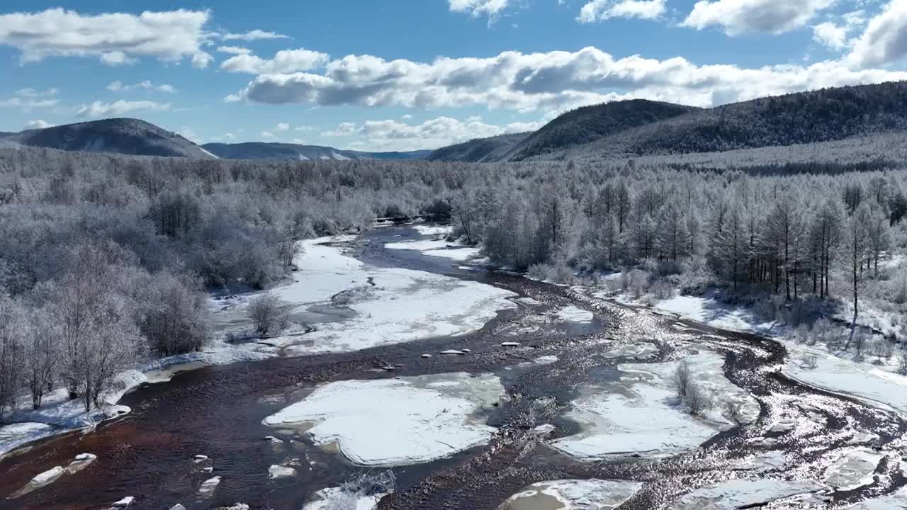 航拍早春残雪消融的河流视频下载