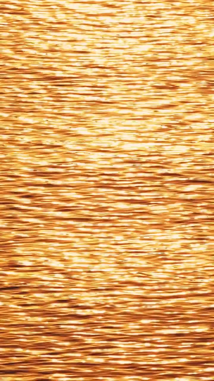 日出时分波光粼粼的金色海面视频素材