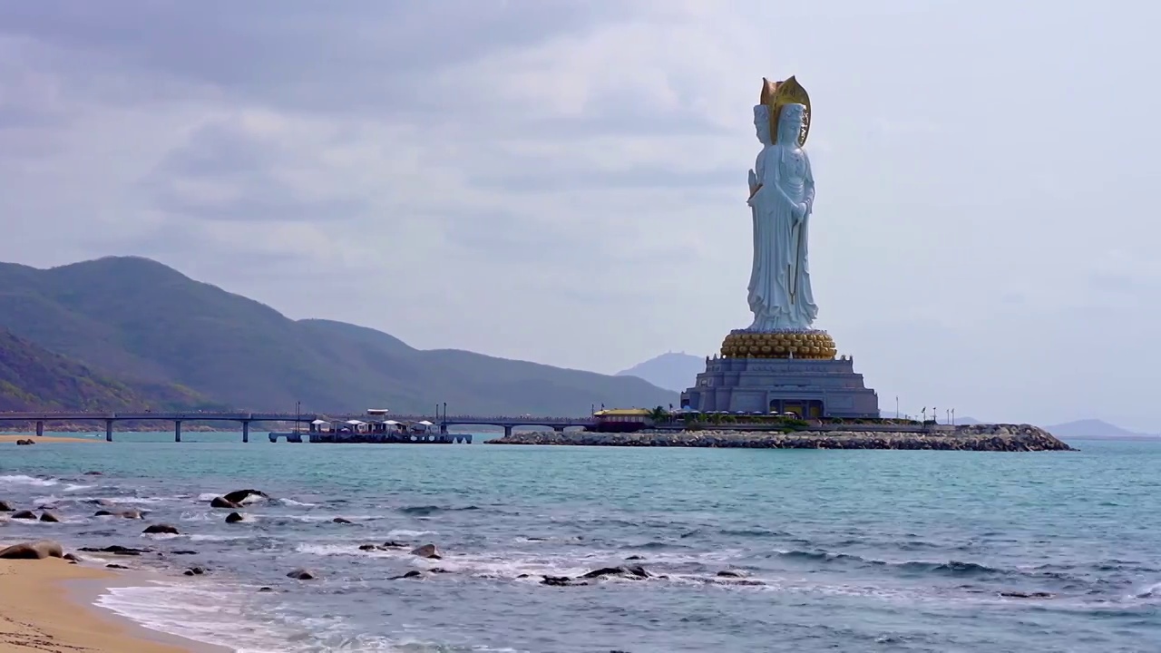 中国海南三亚南山文化旅游区海上观音雕像和海边礁石风光视频下载