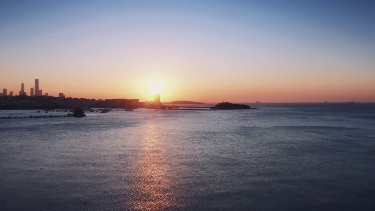 航拍日出时的青岛栈桥风光视频素材