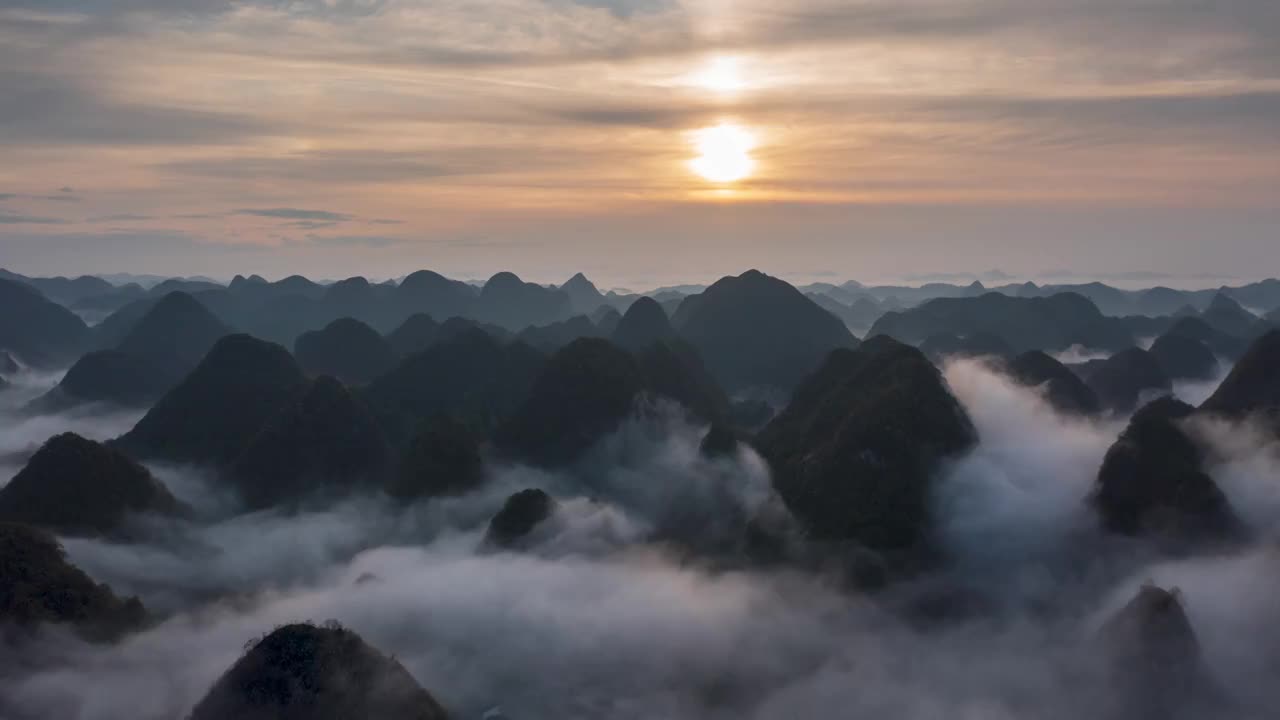 贵州黔南荔波县的清晨云雾，填满喀斯特峰丛视频下载