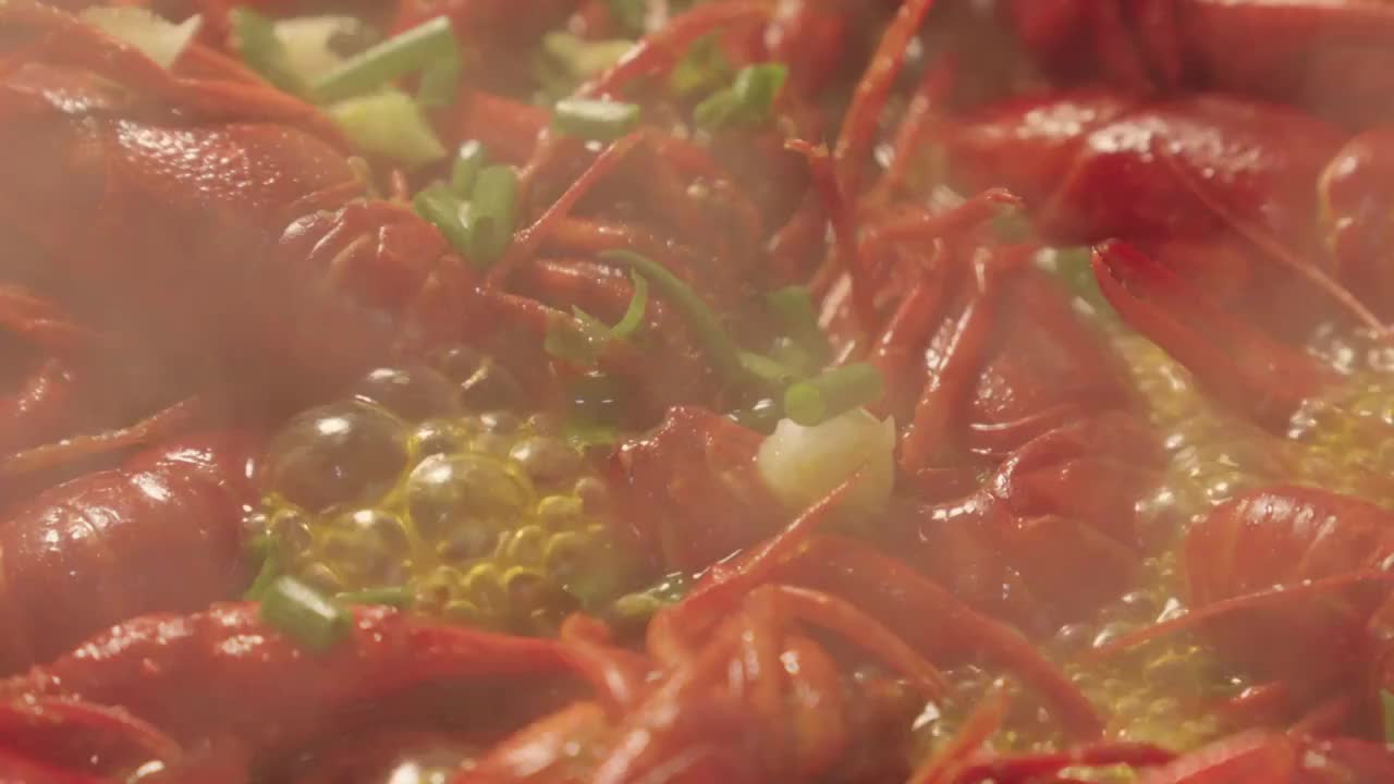 烹饪小龙虾葱花美味提鲜夜宵视频素材