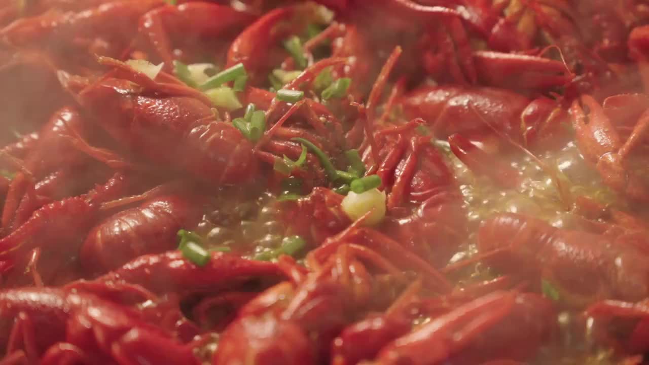 烹饪小龙虾葱花美味提鲜夜宵视频下载