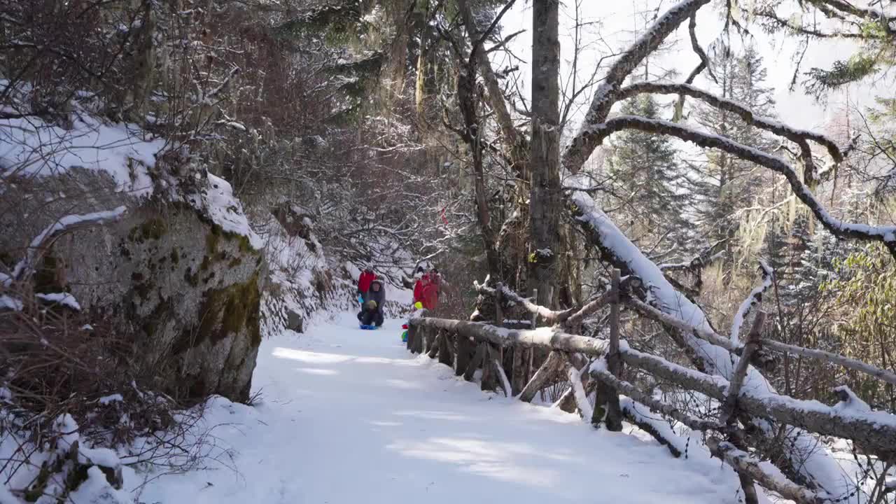 快乐小孩冬季毕棚沟滑雪玩耍视频下载