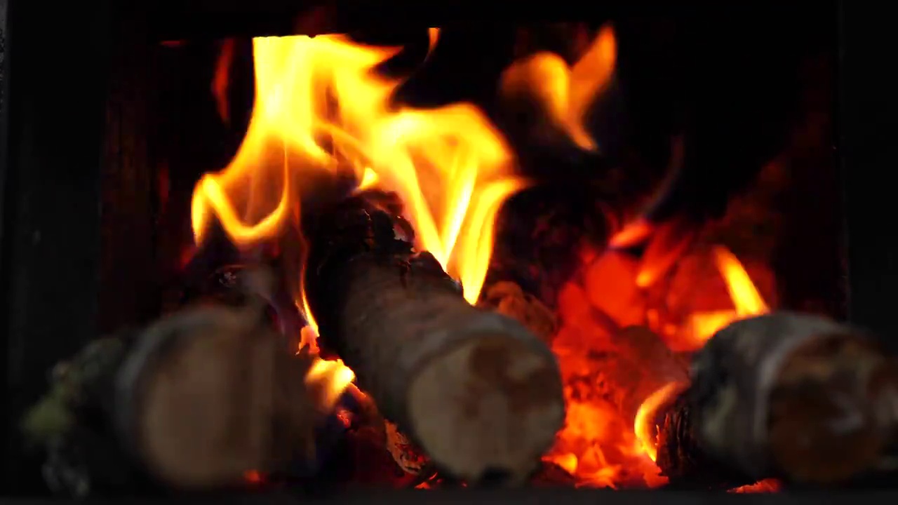 木柴在炉子中燃烧，木柴燃烧的火光和火焰和热量视频下载