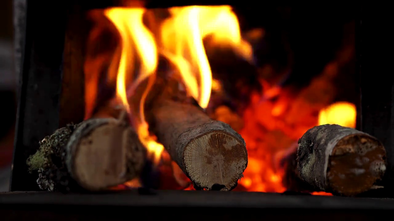 火炉中正在燃烧的圆木木柴特写视频下载