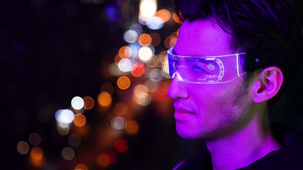 赛博朋克系列：未来男人戴着智能眼镜视频下载