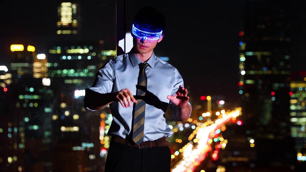 商务男人站在酒店房间戴着VR眼镜触摸虚拟智能屏幕工作视频下载