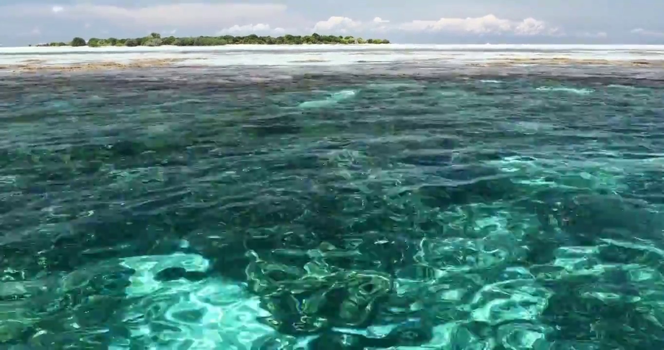 清澈见底的海水，马拉西亚的大海视频下载