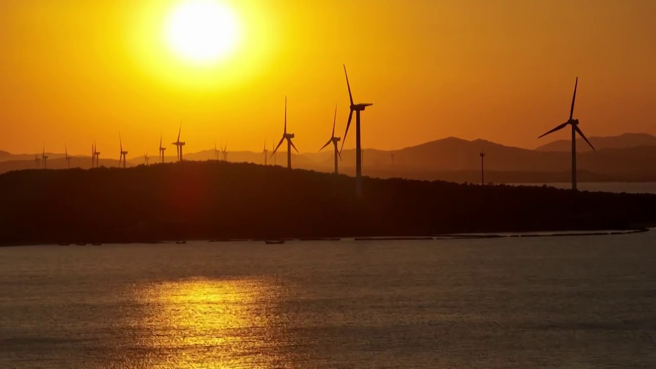 航拍风力发电风车夕阳视频下载