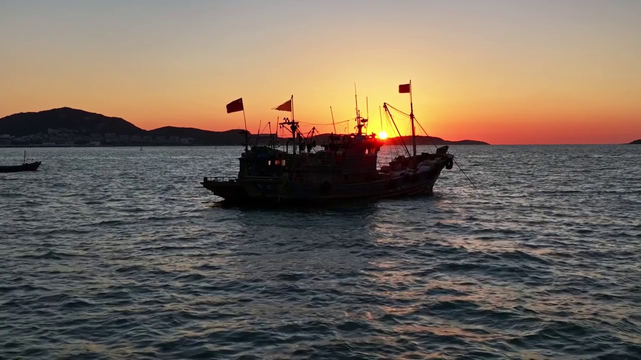 航拍唯美渔船夕阳视频下载
