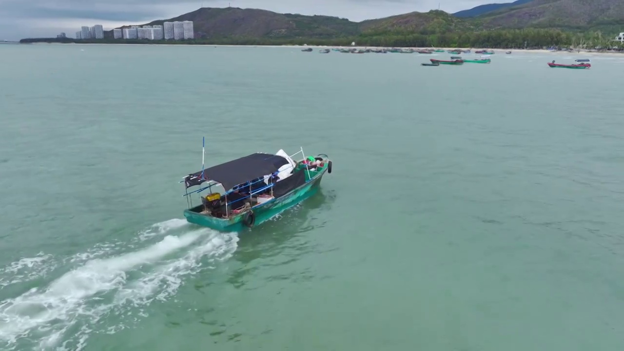 航拍渔船出海视频下载