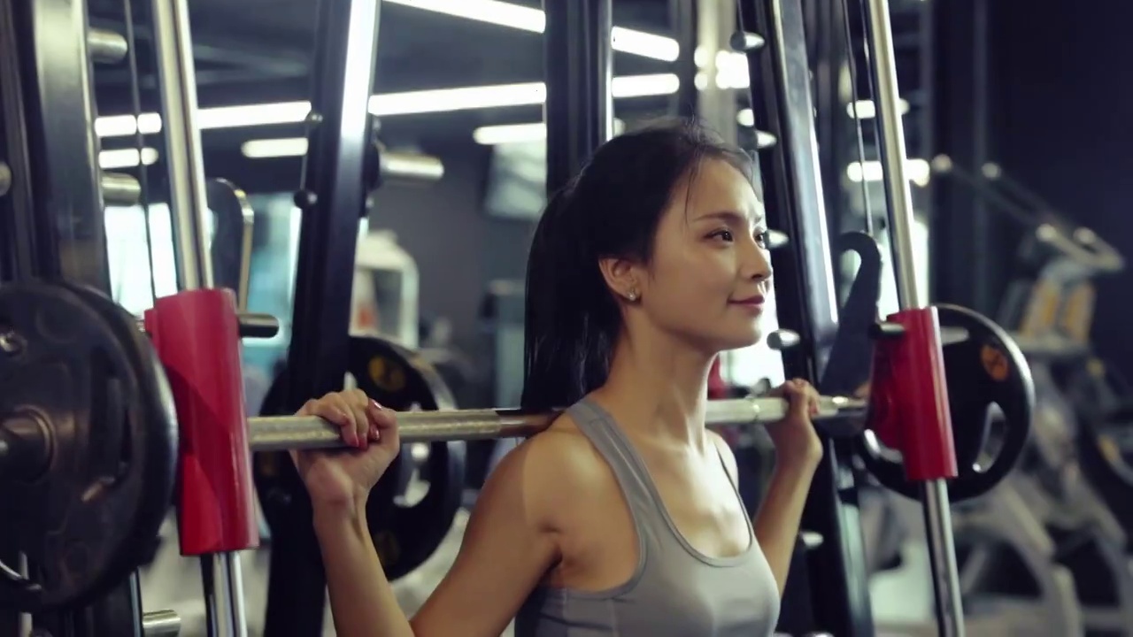 运动装女性在健身房使用器材锻炼视频下载