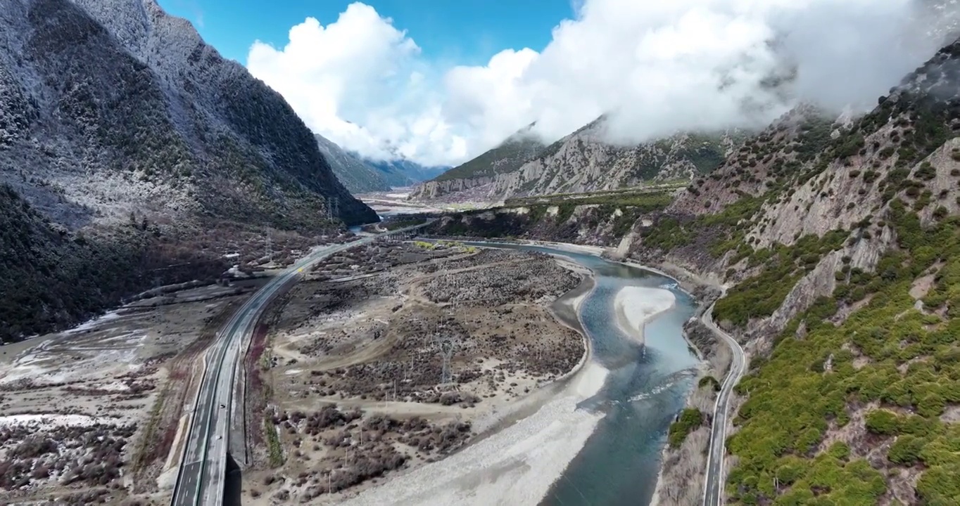 航拍著名的G318川藏线林拉公路段视频下载