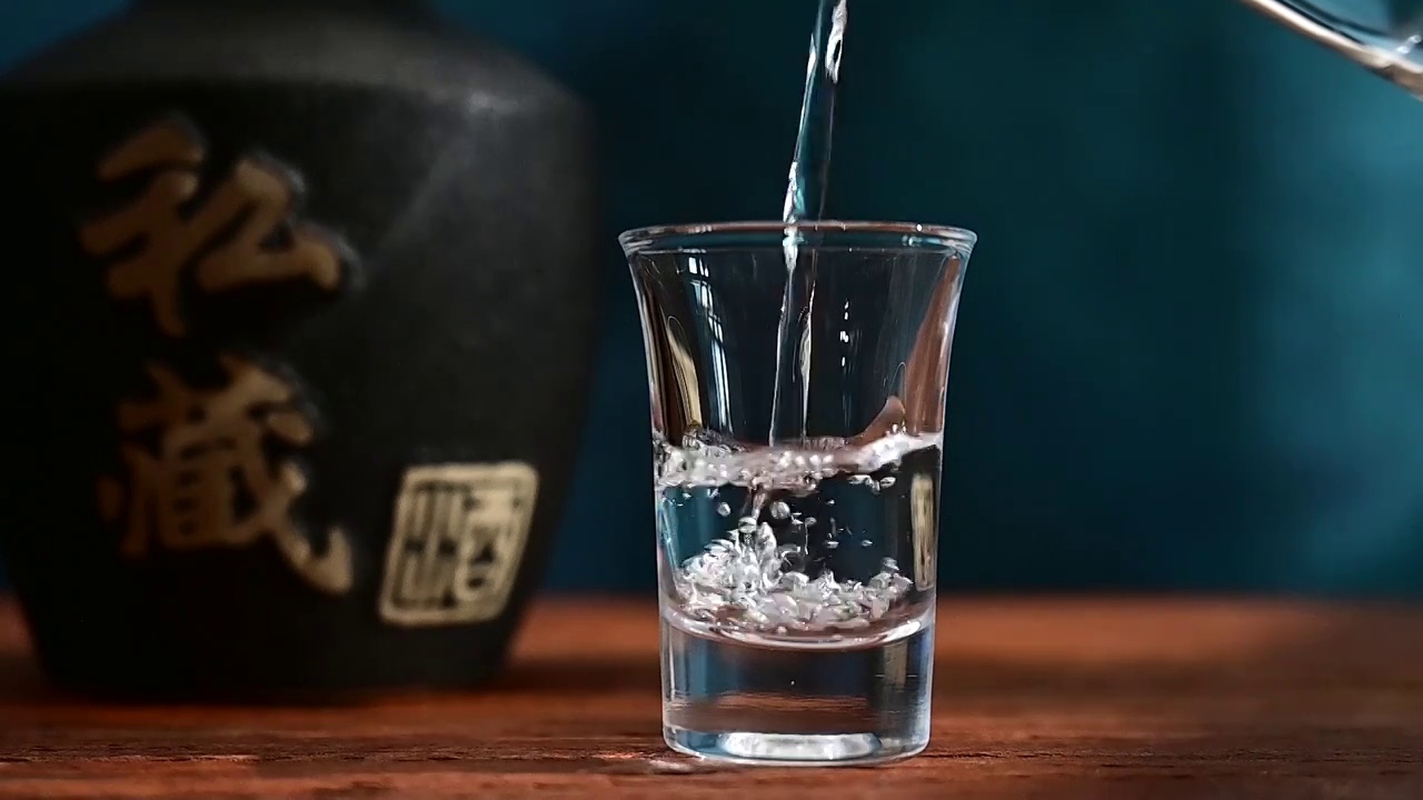 中式传统饮品白酒玻璃酒杯倒酒视频下载