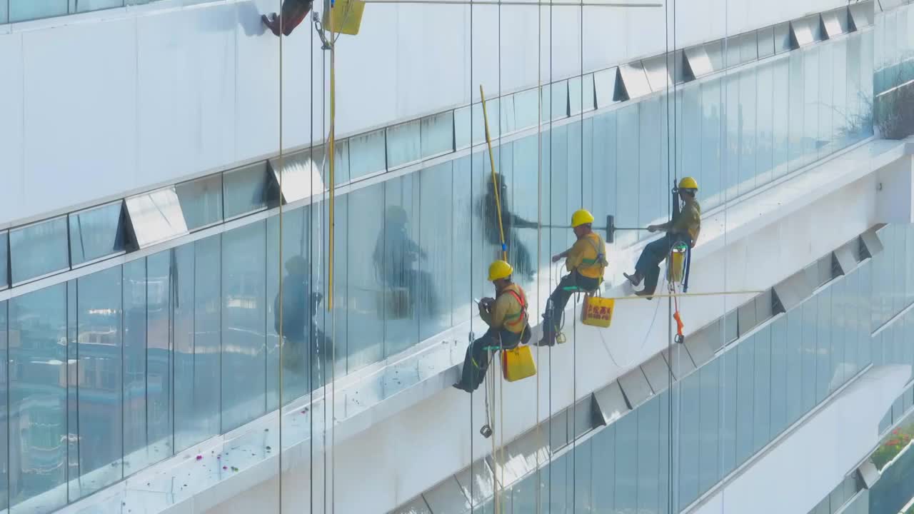 城市蜘蛛人清洗玻璃航拍素材视频下载