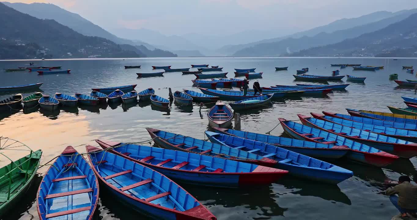 湖中停泊的船，尼泊尔费瓦湖的游船，竹叶舟视频下载