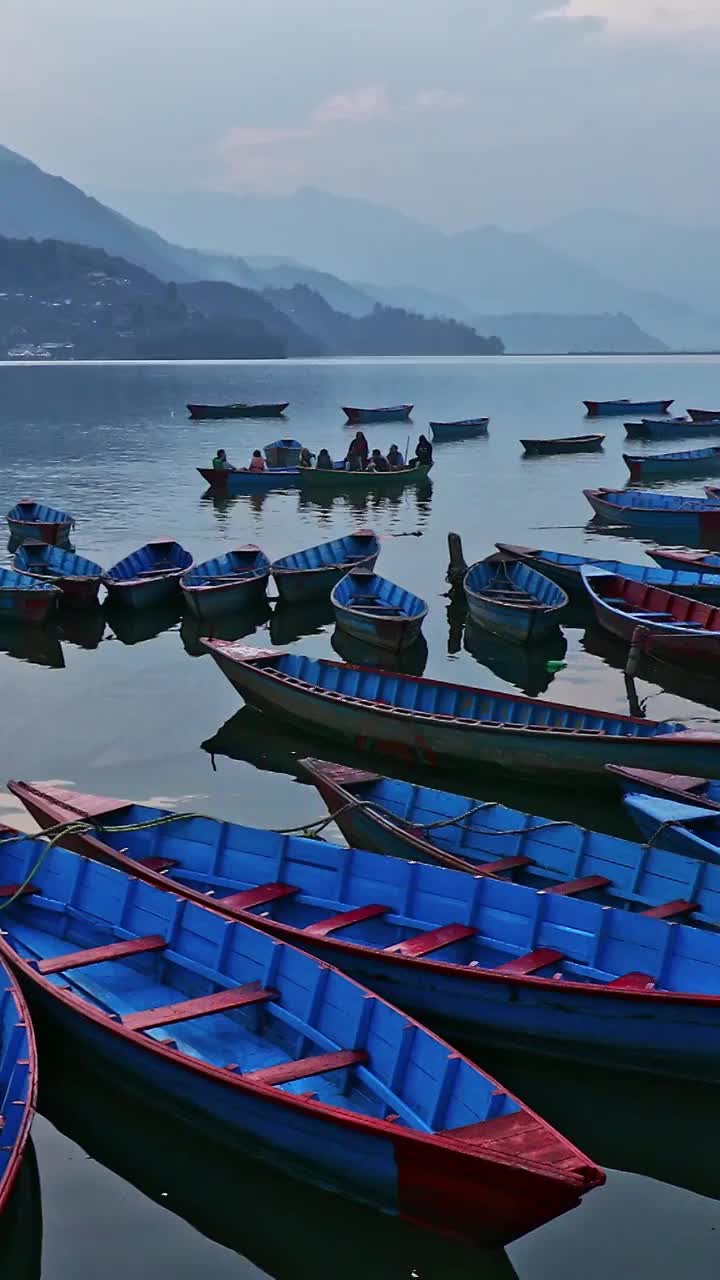 湖中停泊的船，尼泊尔费瓦湖的游船，竹叶舟视频下载