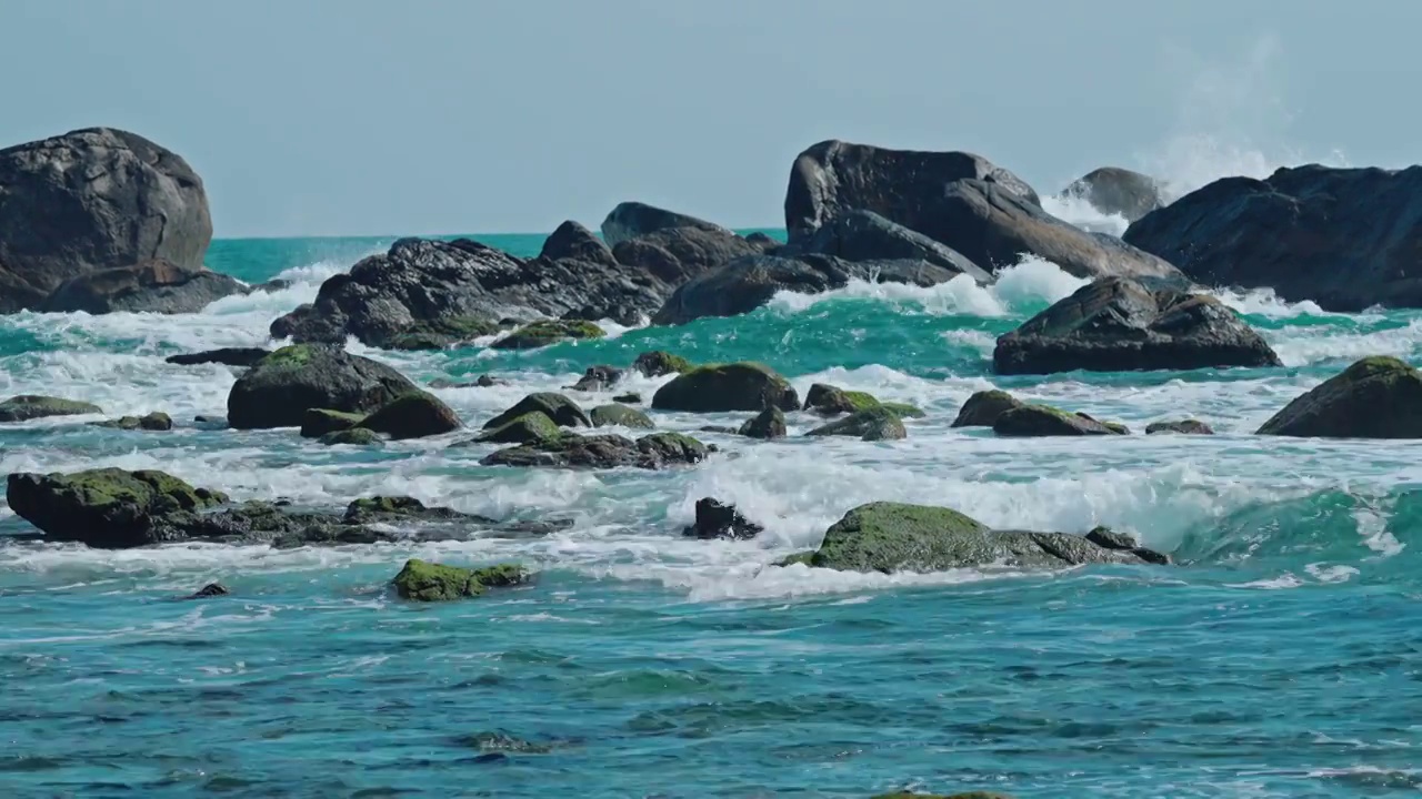海浪慢镜头海浪拍打礁石视频下载