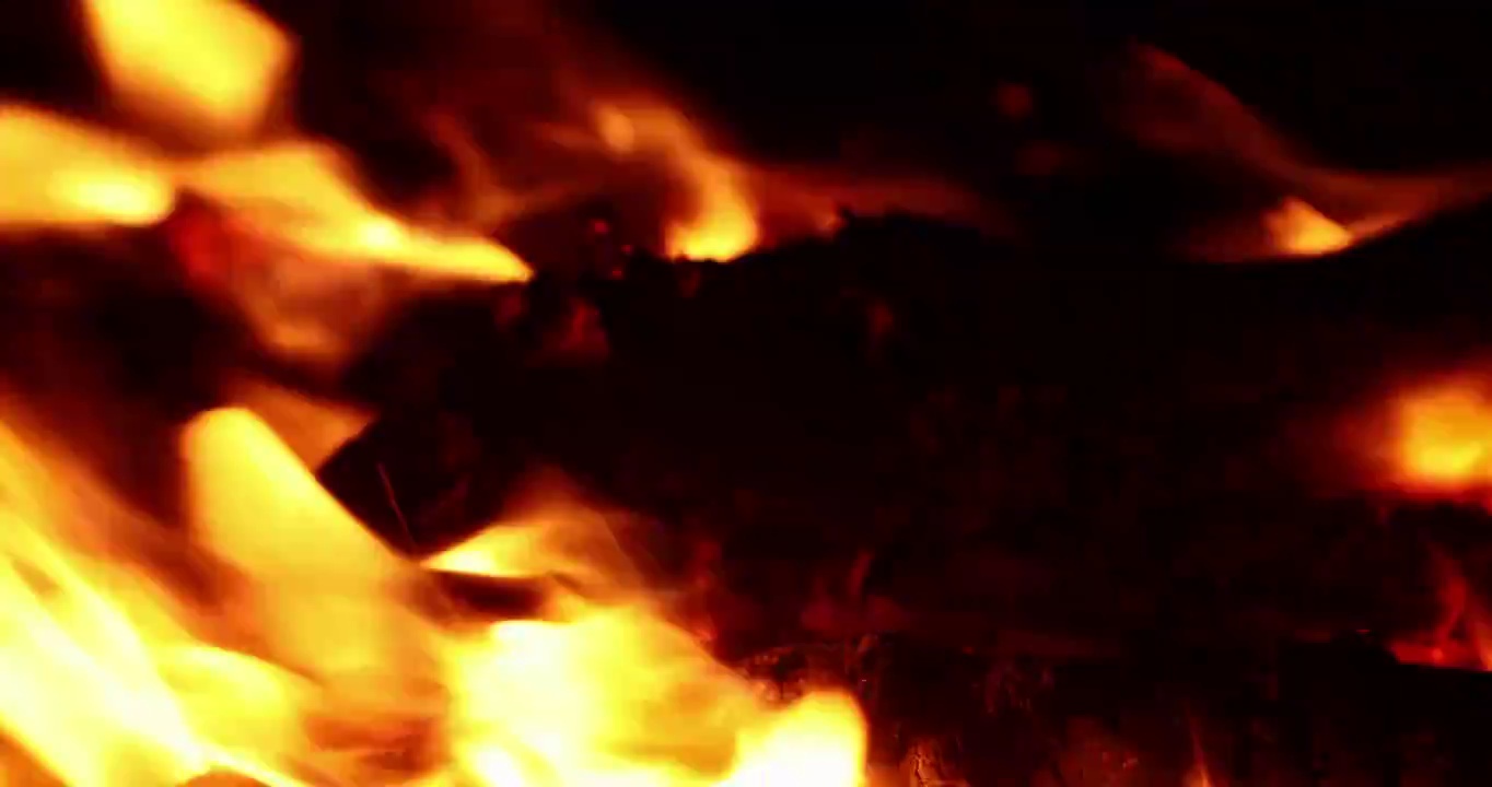 燃烧的火焰，夜晚的篝火，黑夜里的光明，熊熊燃烧的大火视频下载