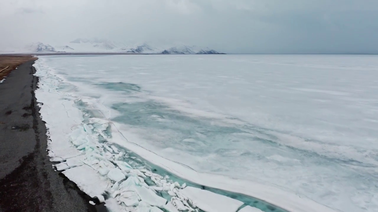 赛里木湖的冬天，冰封的赛里木湖，结冰的水面，新疆的冬天视频素材
