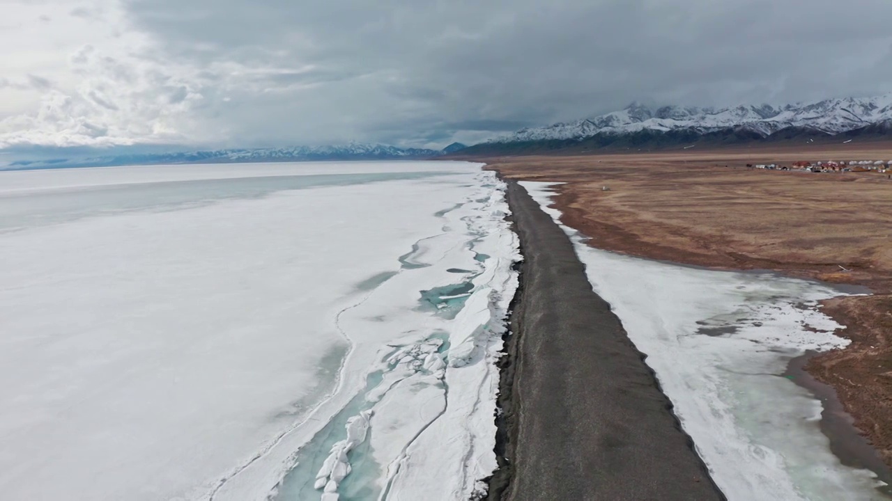赛里木湖的冬天，冰封的赛里木湖，结冰的水面，新疆的冬天视频素材