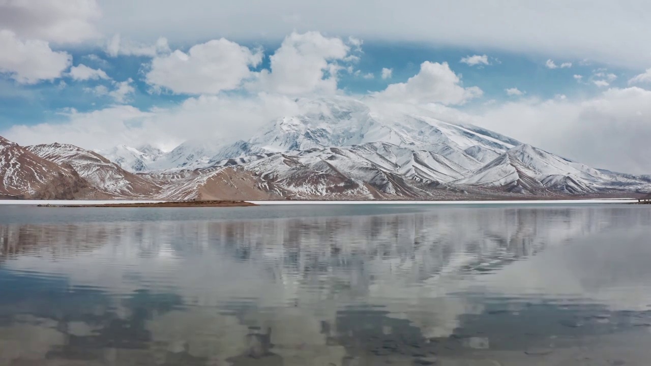慕士塔格峰的倒影，冰川之父，卡拉库里湖，雪山的倒影，帕米尔高原视频素材