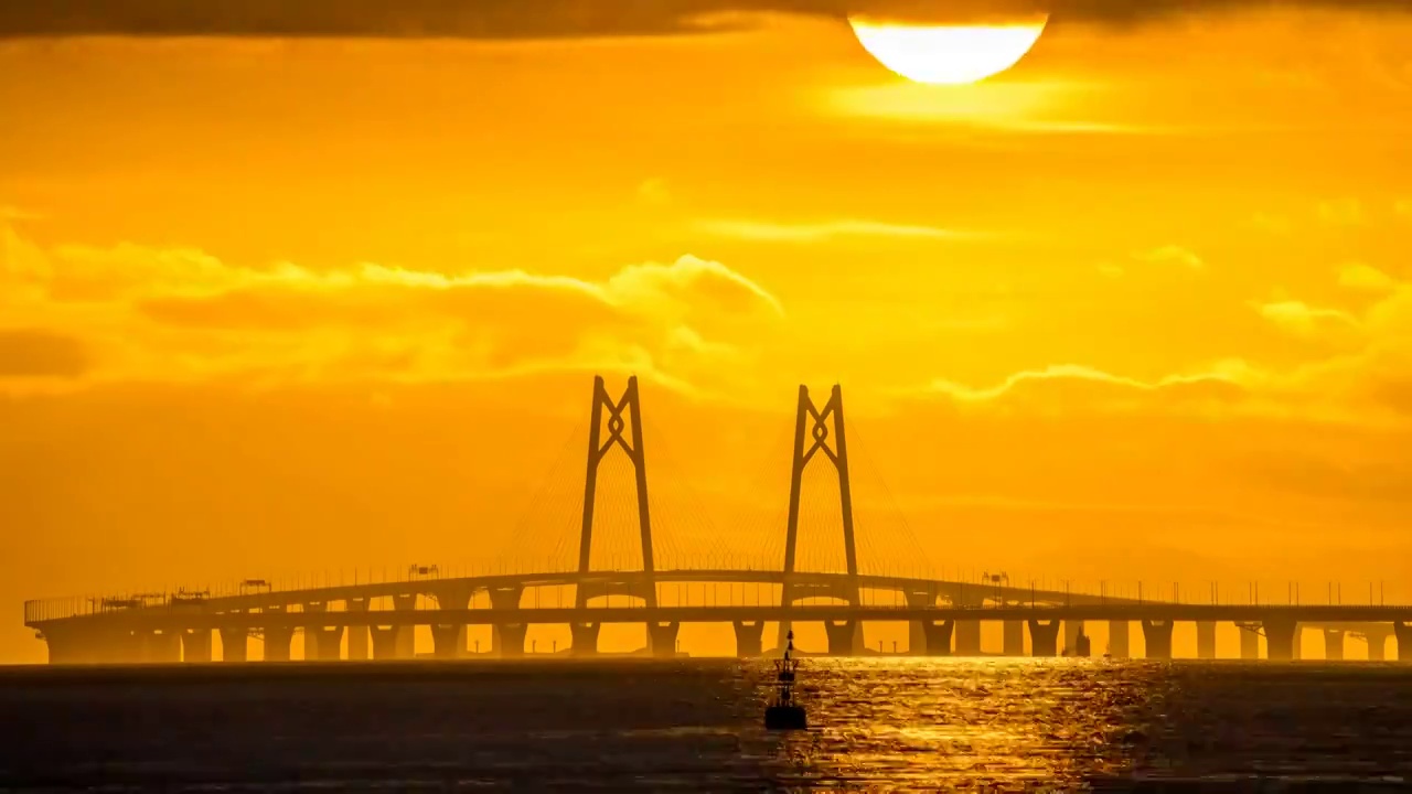 伶仃洋海面上清晨的港珠澳大桥中国结日出景观视频下载