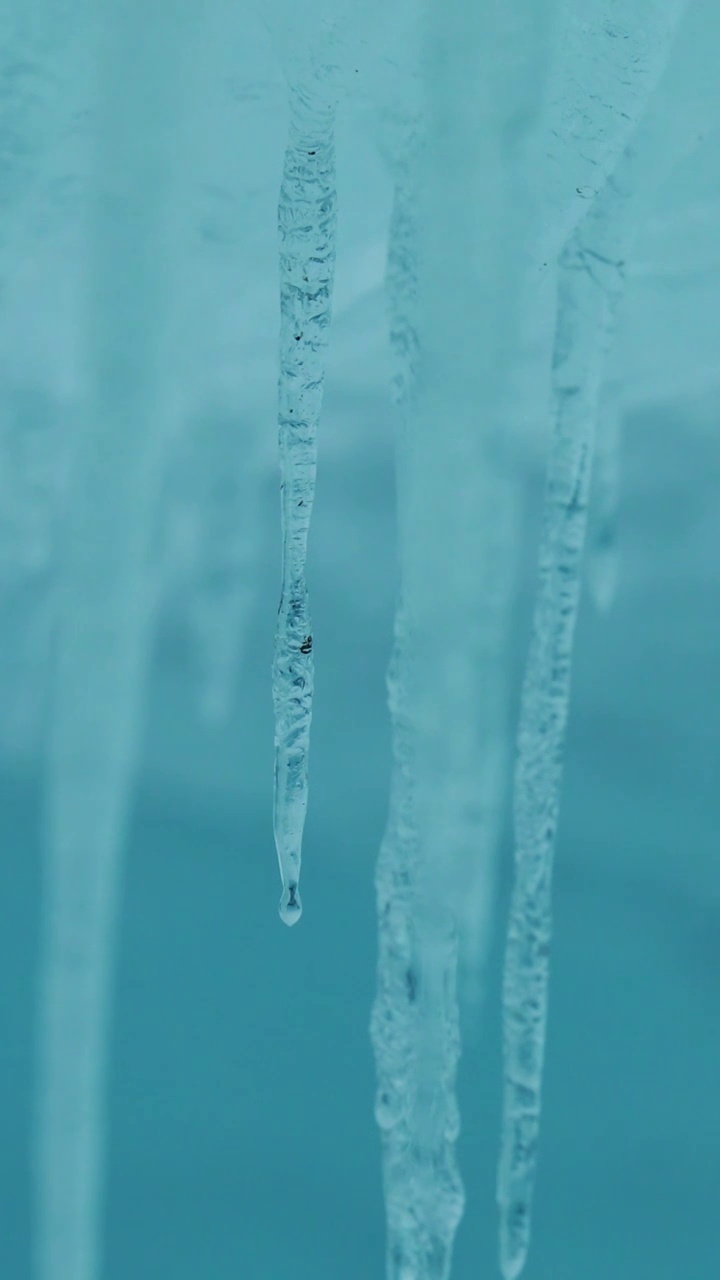 冰融化的水滴，冰雪笑容的特写，水滴低落的过程视频素材