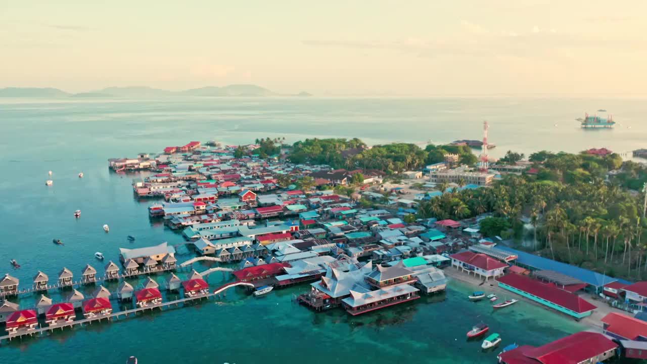 清晨的海岛，仙本那岛屿的民居，马步岛的晨曦，岛屿的木屋视频下载