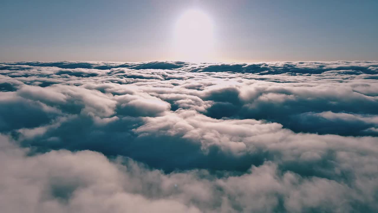 航拍傍晚阳光照射的云海视频下载