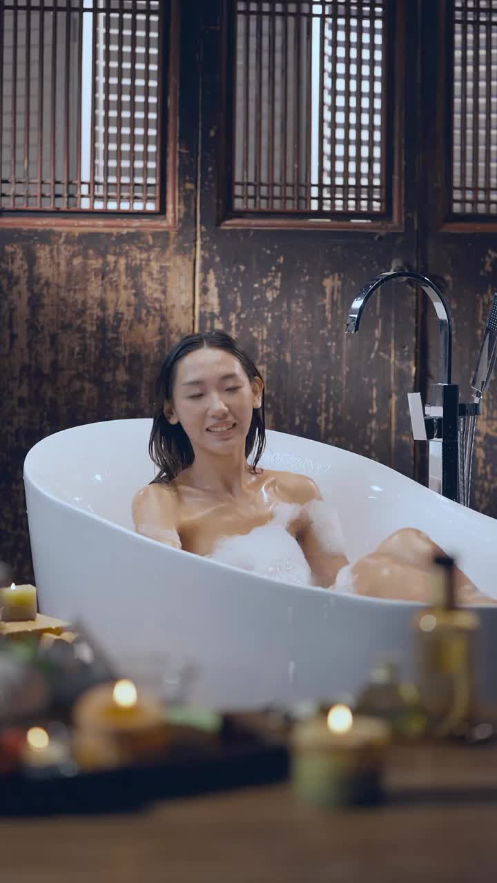 年轻女人在户内泡澡视频下载