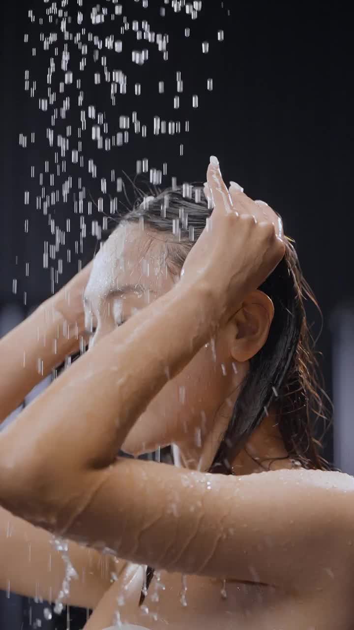 年轻女人在户内淋浴视频下载