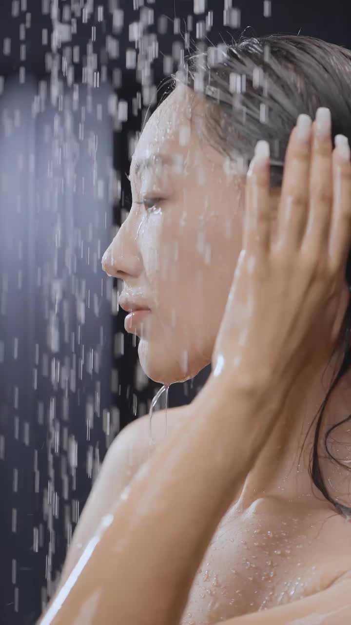 年轻女人在户内淋浴视频下载