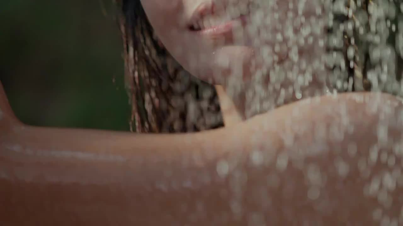 年轻女人在户外淋浴视频下载