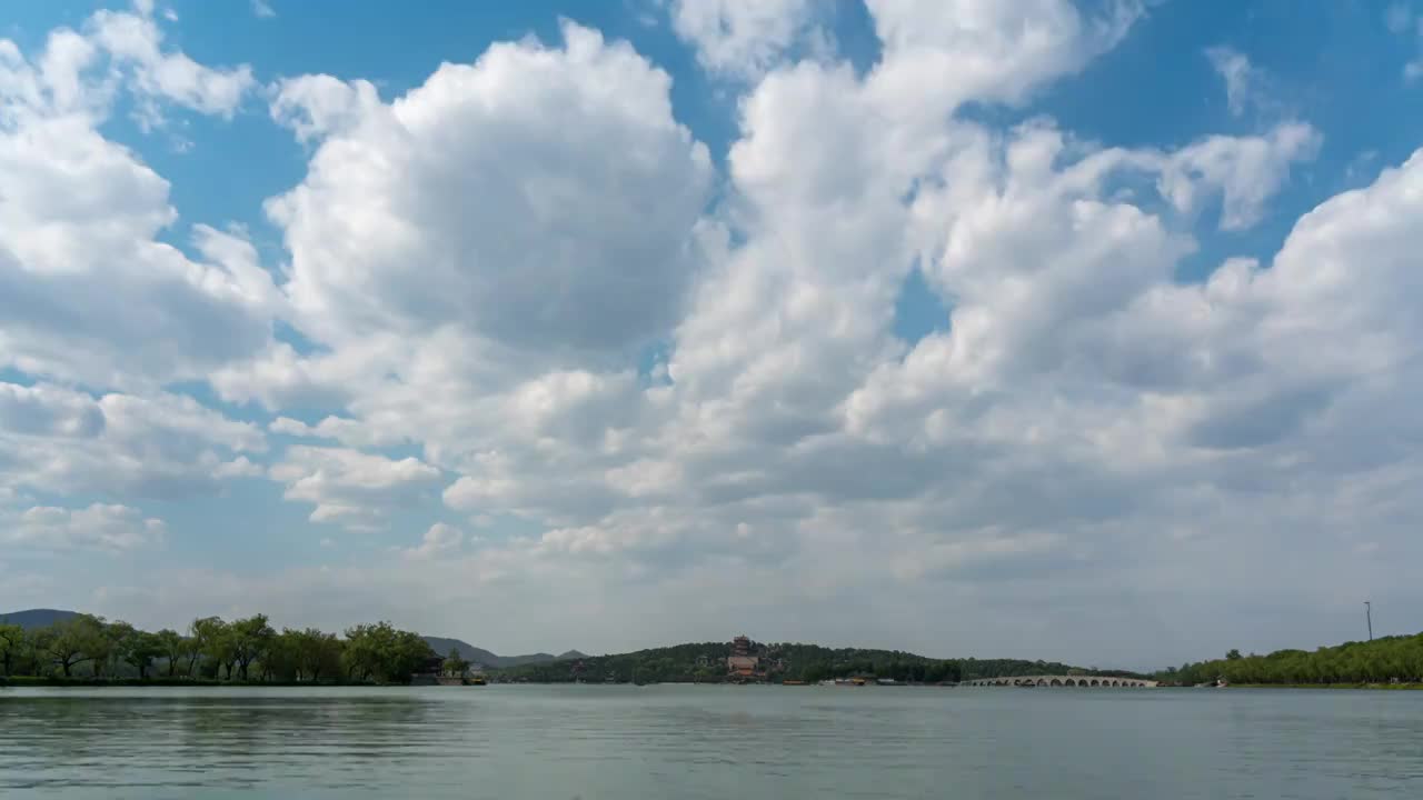 北京颐和园昆明湖上空的流云视频素材