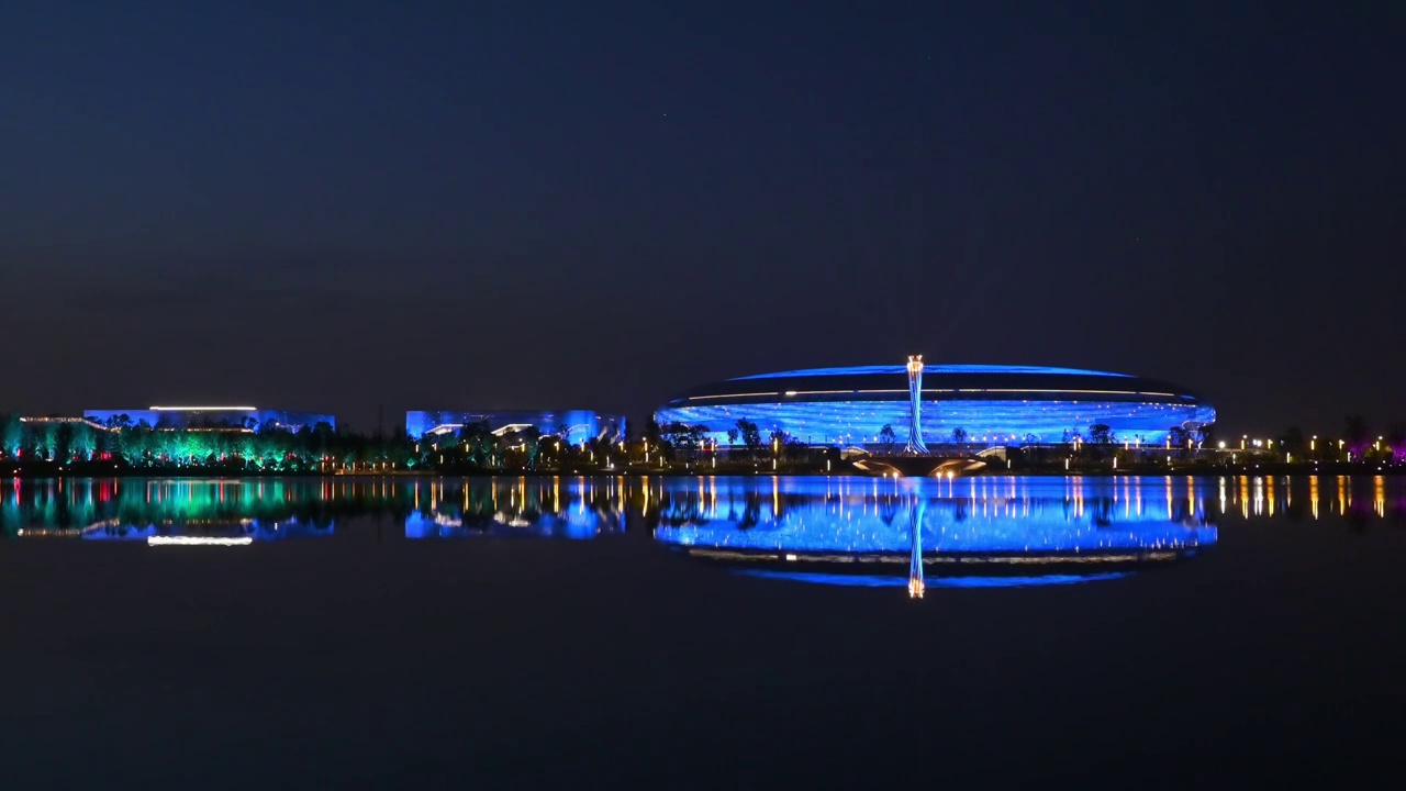 成都东安湖大运会主场馆和大运会火炬塔灯光秀夜景实时视频下载