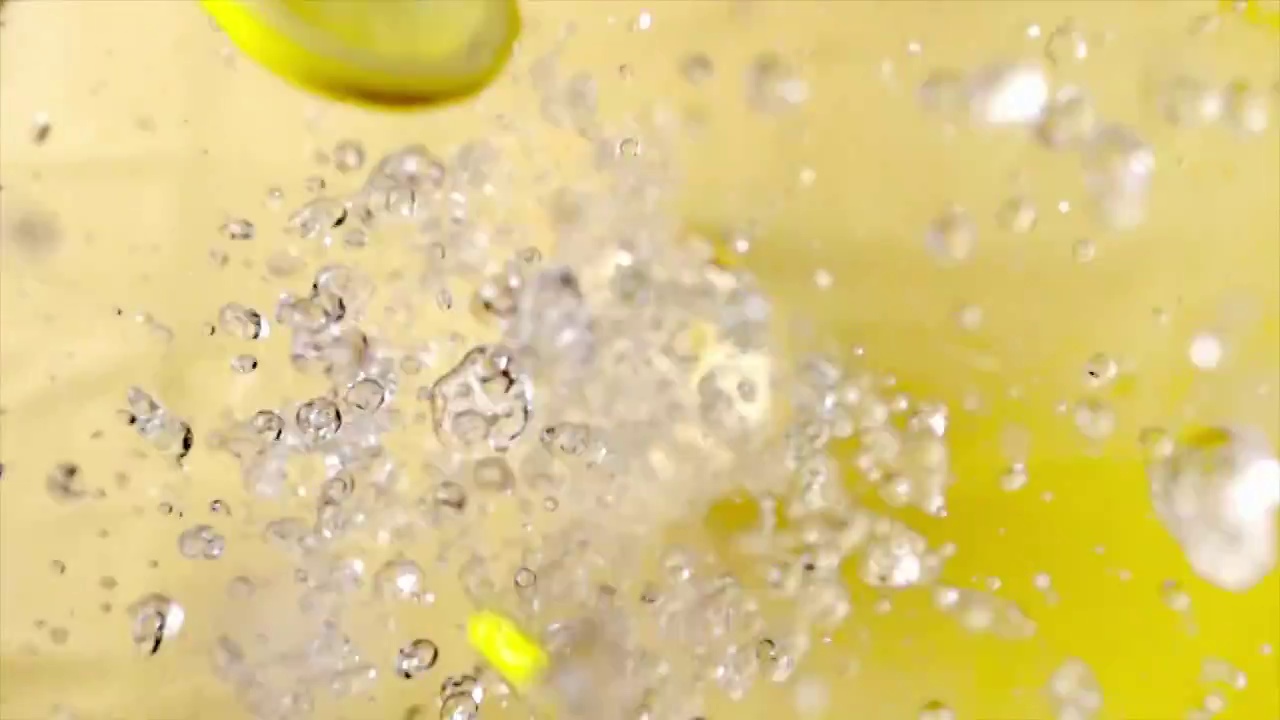 柠檬入水喷射静物唯美冲向画面高速升格（选编）视频下载