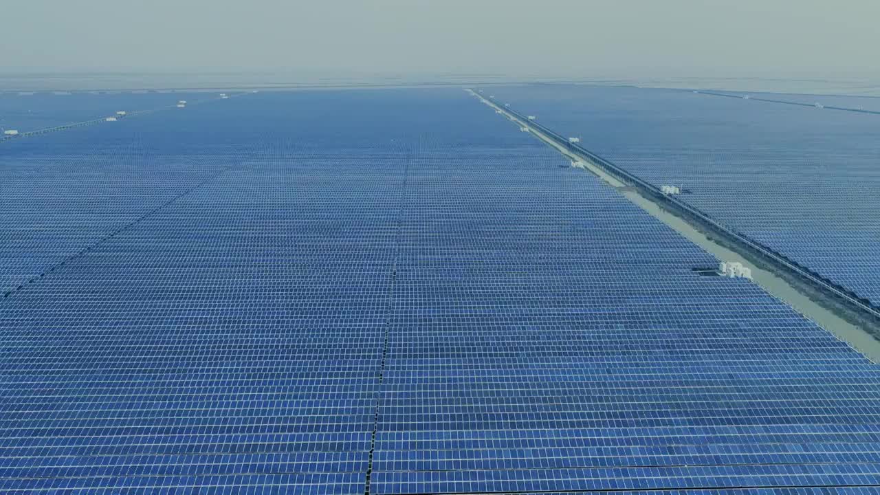 航拍海边滩涂上的太阳能光伏场地视频下载