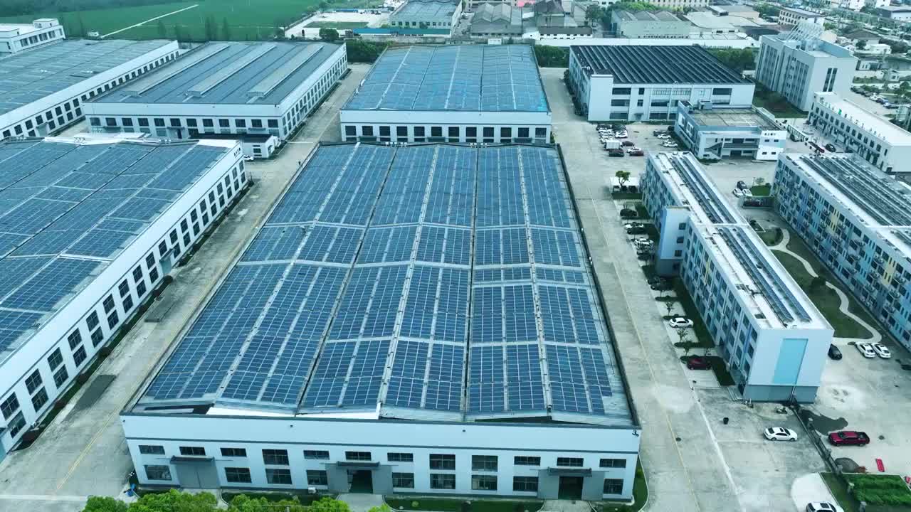 航拍工厂上的太阳能光伏板视频下载