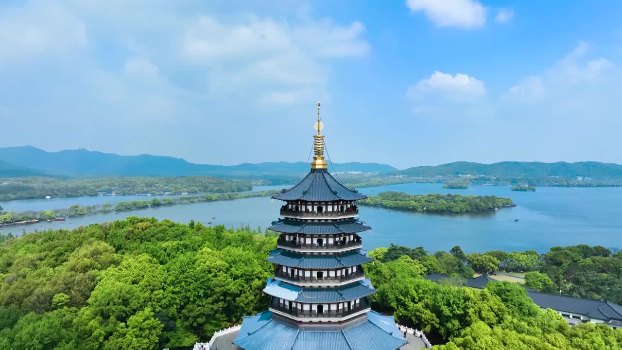 航拍春天晴朗天气的杭州西湖雷峰塔景区风景视频下载