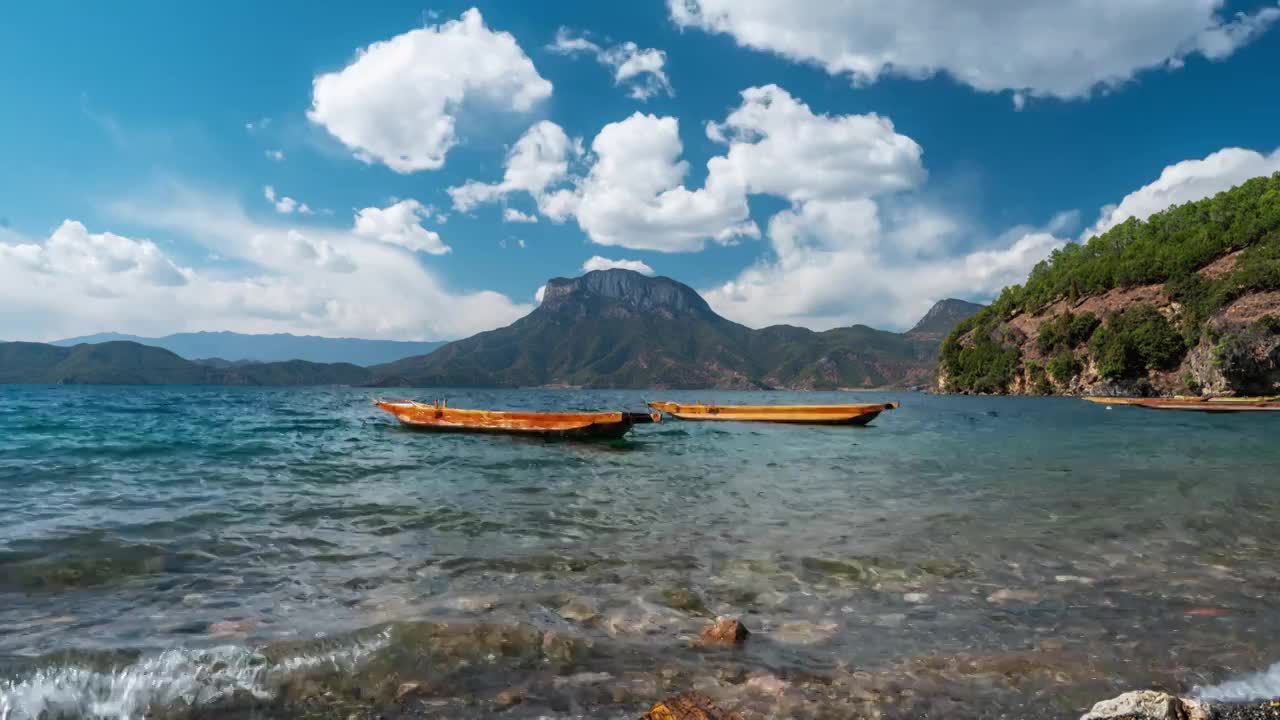 云南泸沽湖水面上的猪槽船和蓝天白云延时视频下载
