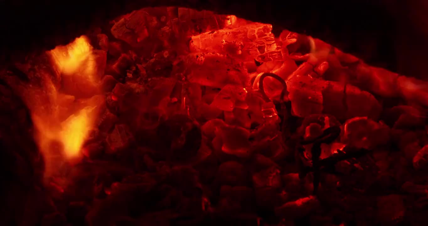 燃烧的火焰，木炭正在燃烧，燃烧的炭火视频下载