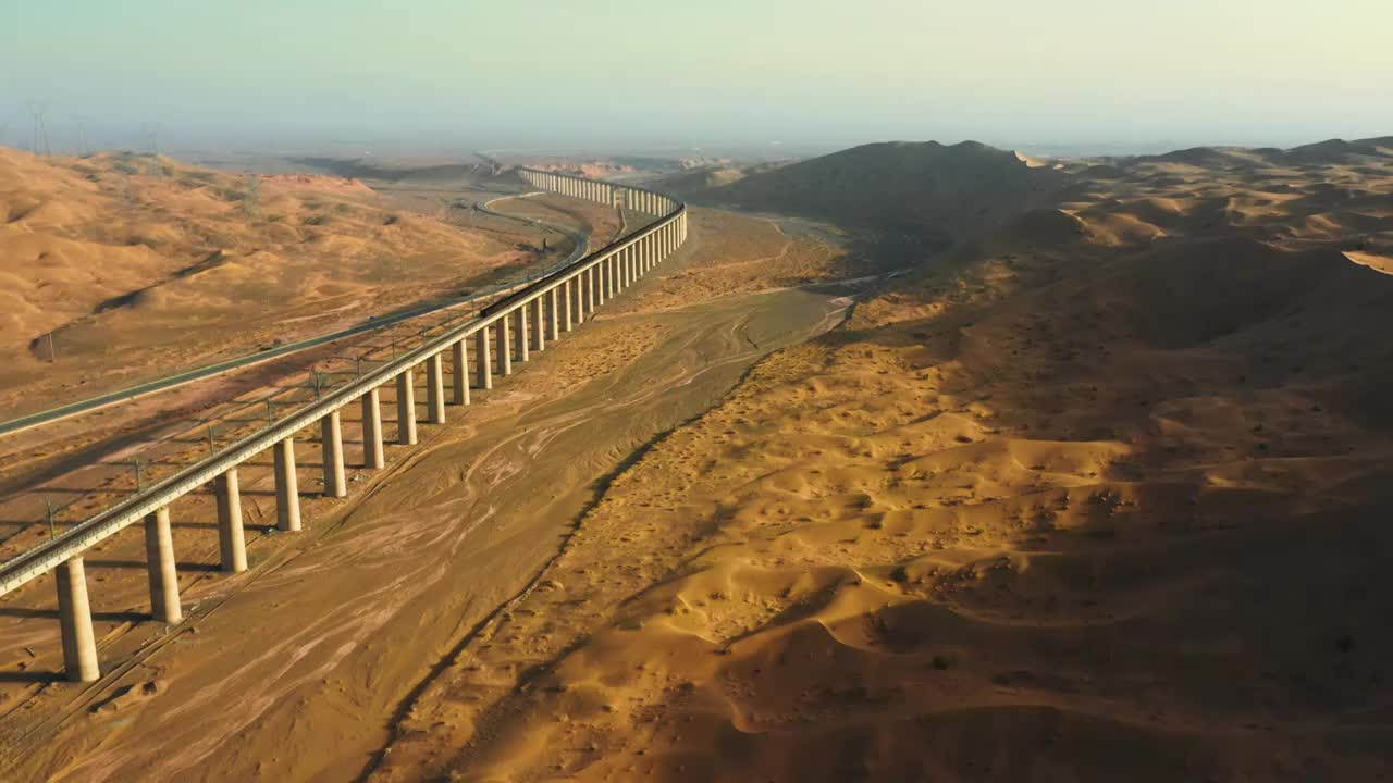 敦煌附近的沙漠公路、铁路视频下载