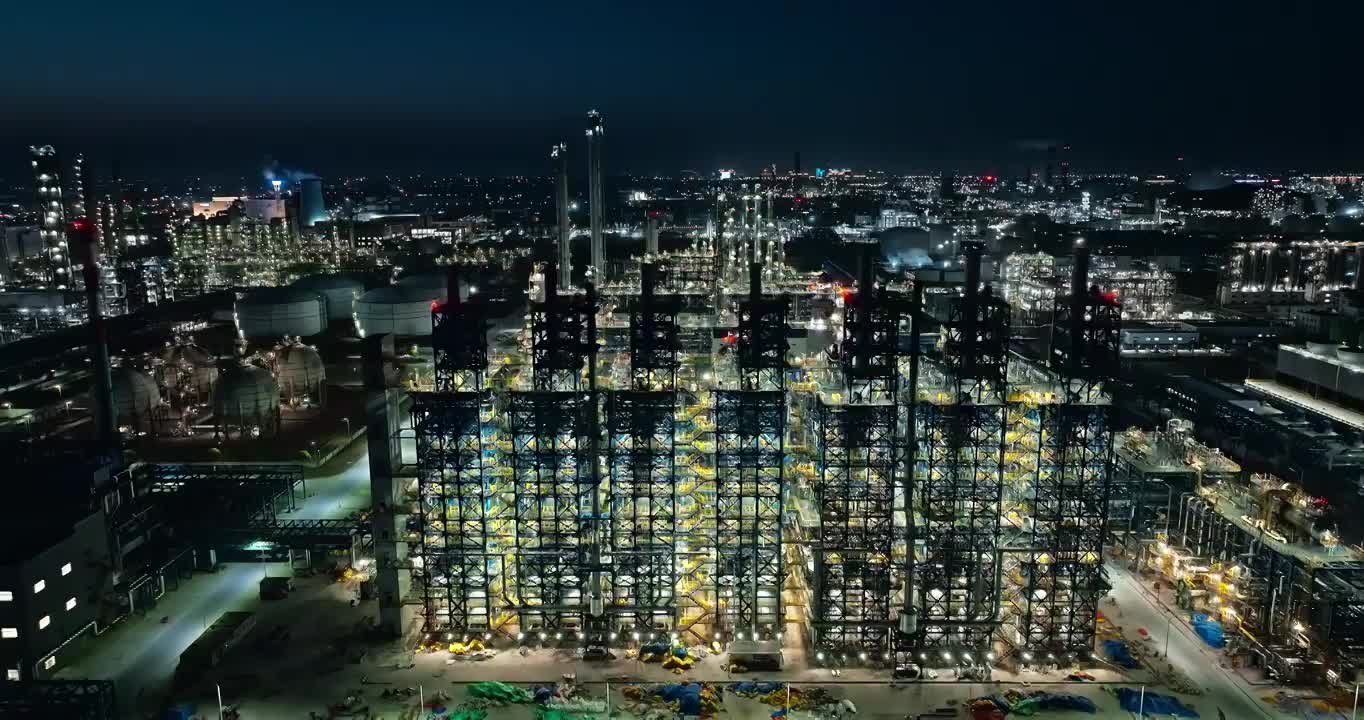 航拍夜晚炼油厂石油天然工业区建筑景观视频下载