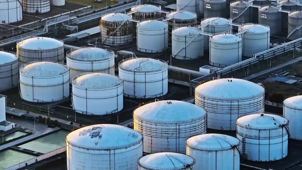 航拍工业炼油厂储油罐视频下载
