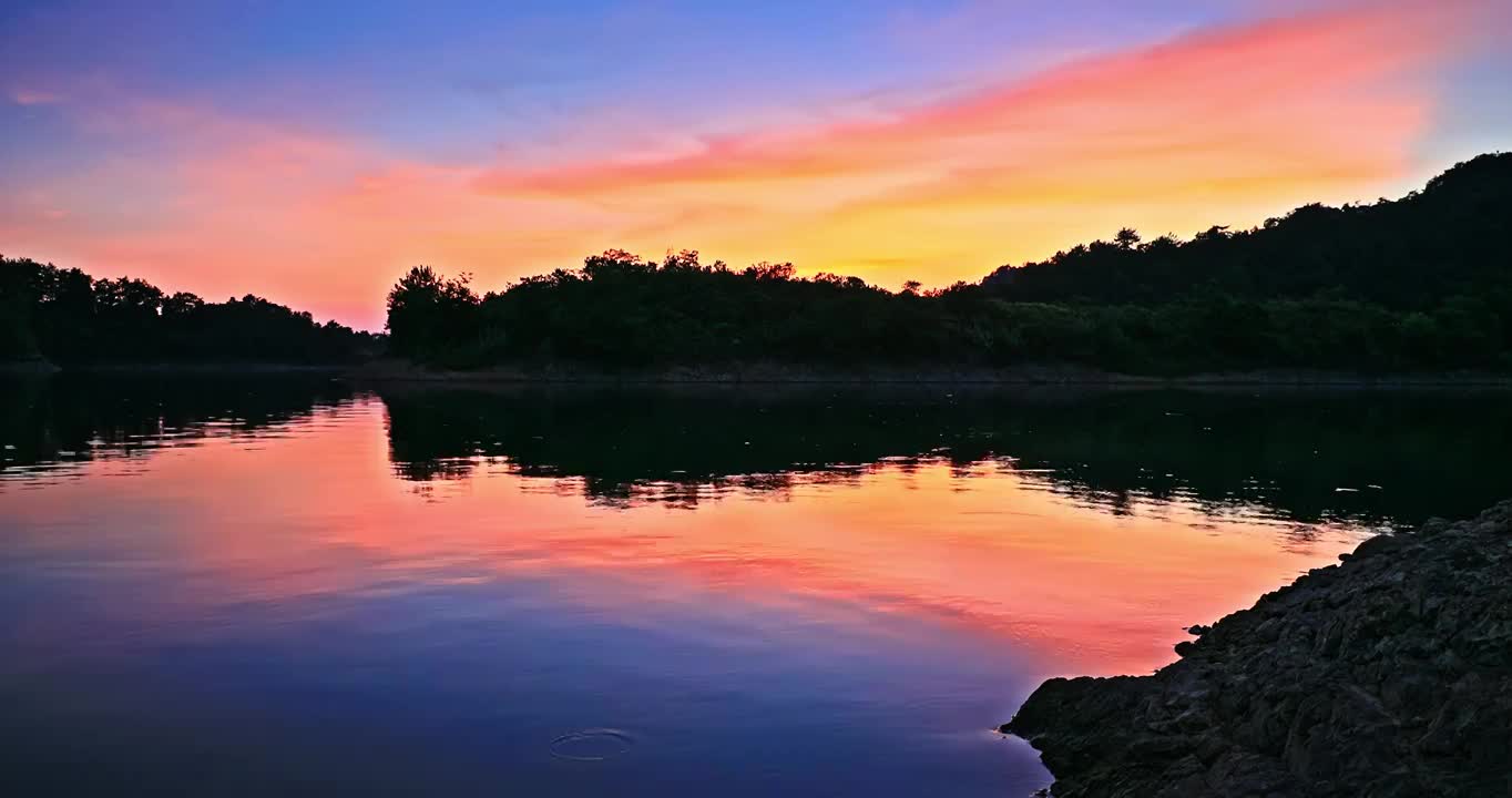 中国杭州千岛湖山脉湖面日落自然风光视频素材