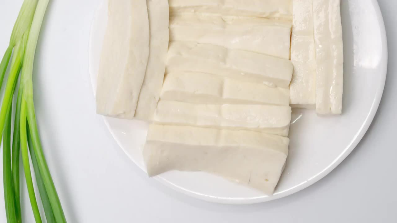 白背景的传统食品豆腐块食材配菜4k滑轨镜头视频下载