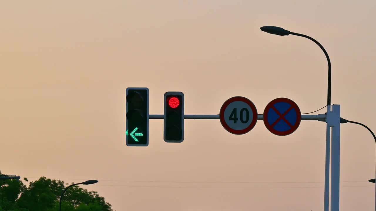 城市红绿灯交通灯黄昏实时特写视频下载
