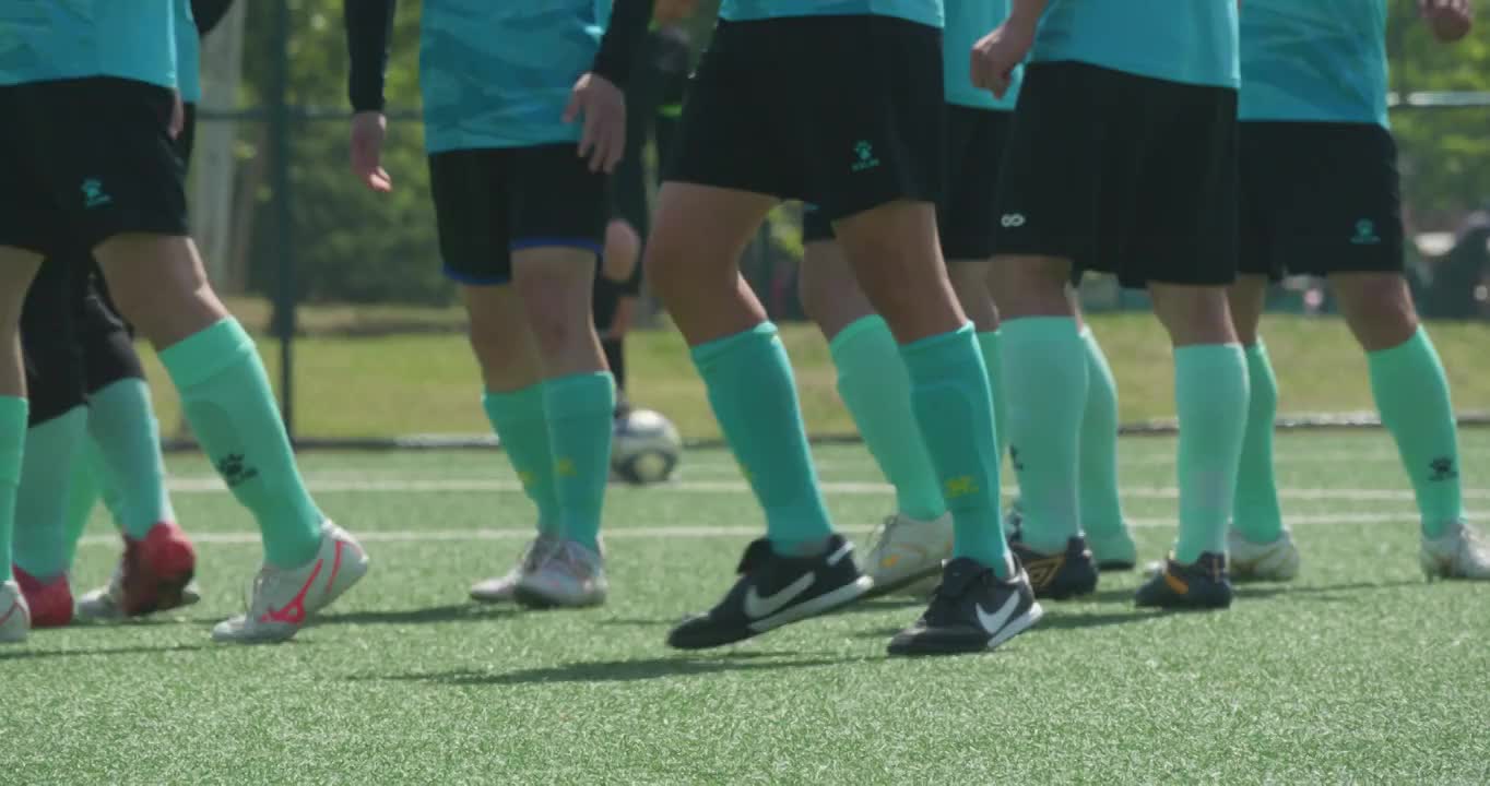 体育场运动员踢足球训练视频素材